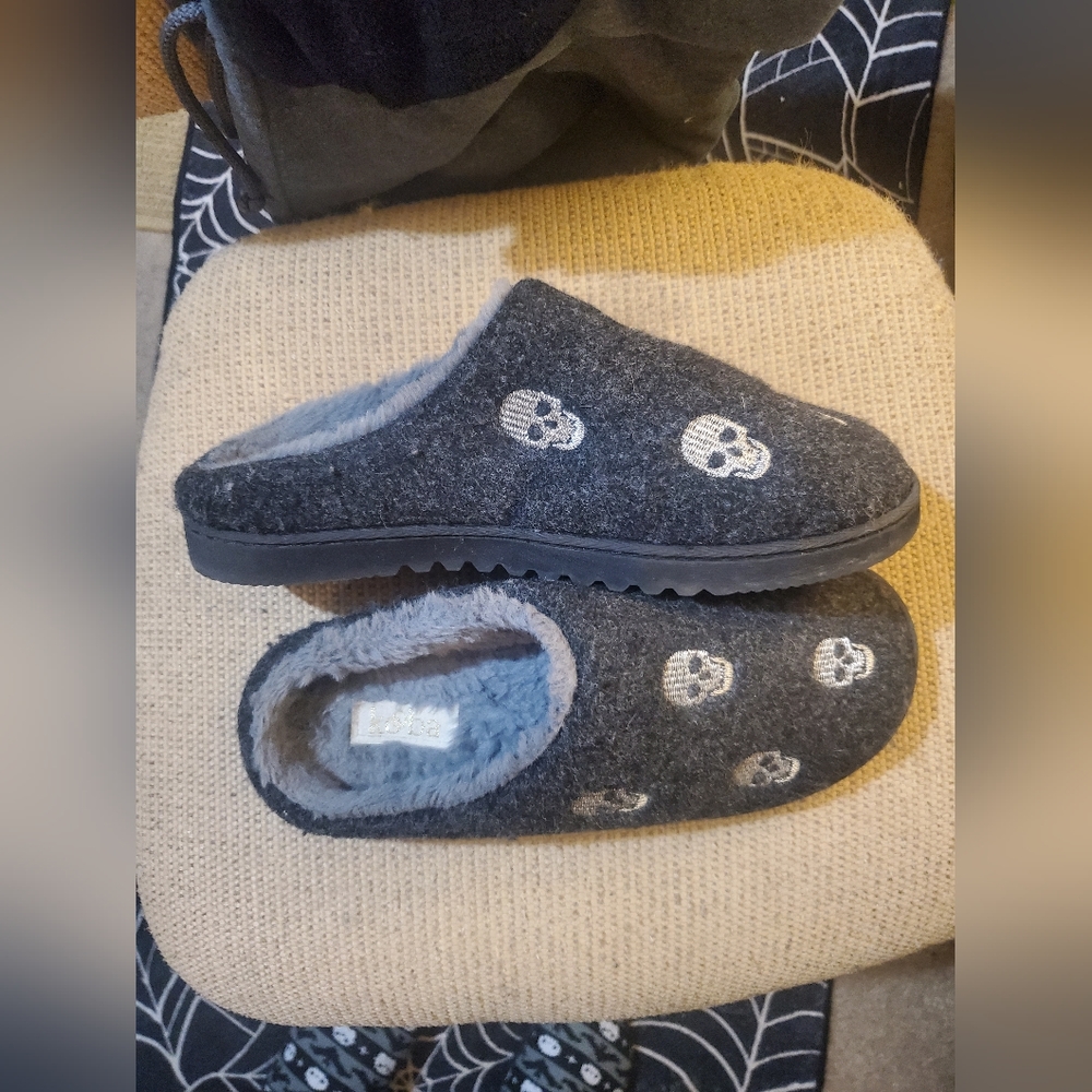 Skull Slippers - Picture 2 of 3